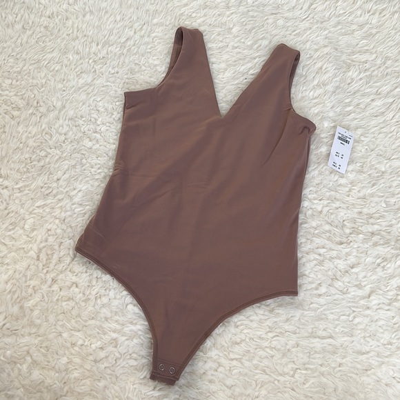 Abercrombie Seamless V-Neck Bodysuit - Picture 2 of 5